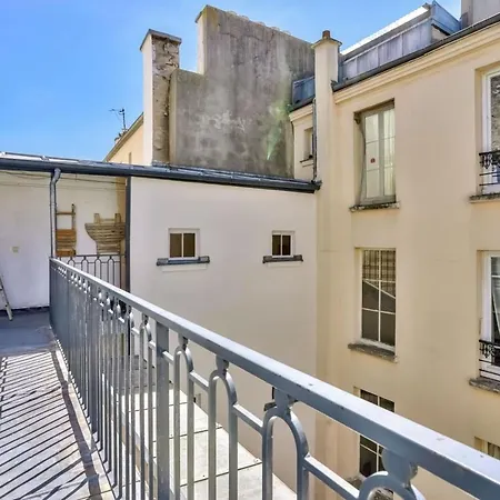 Mezzanine Studio In The 20th District Appartement