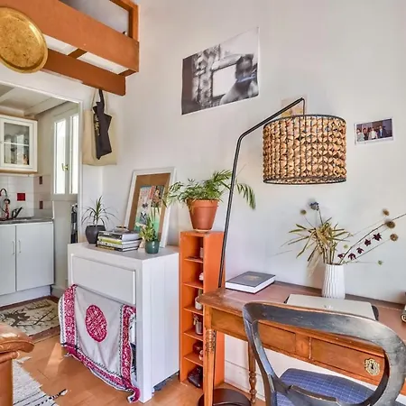 Mezzanine Studio In The 20th District Appartement *